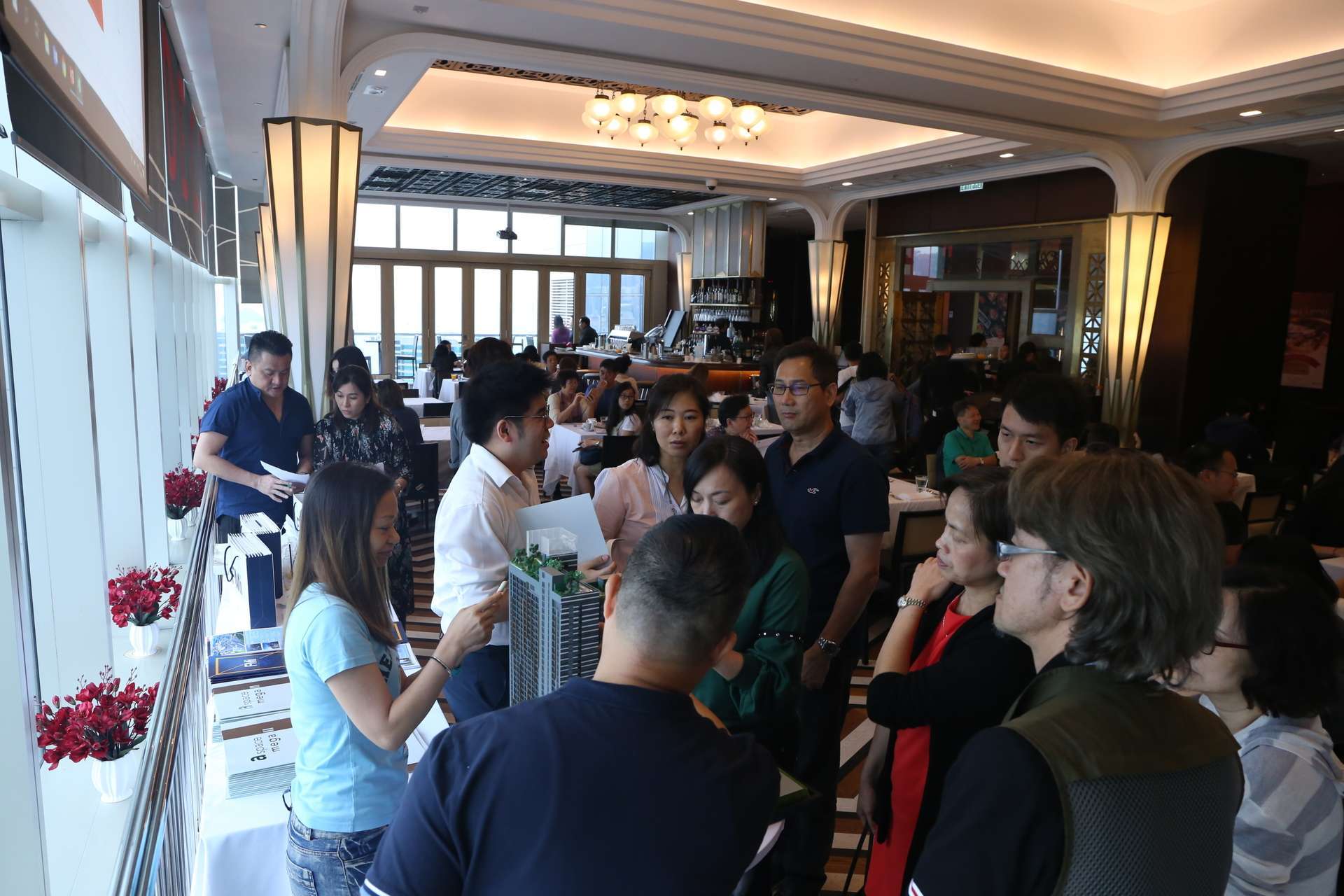 多位買家更即席現場選購心水樓盤單位，氣氛熱鬧。